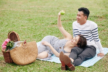 Ngai noi chuyen tien voi ban doi hinh anh