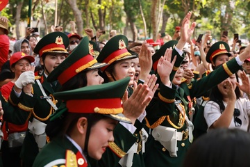 Nữ chiến sĩ 'khối hoa hậu' nhảy dân vũ cùng người dân sau diễu binh