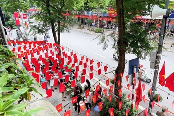 Cho người lạ ngủ nhờ, mượn 'view triệu đô' xem diễu binh 2/9