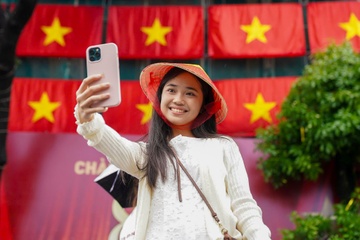 Nguoi dan han hoan biet tin duoc tang 100.000 dong an Tet Doc lap hinh anh