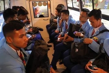 Chu nha SEA Games don doi khach bang xe buyt nho hinh anh