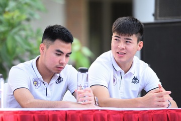 Duc Huy dong vien Duy Manh sau chan thuong nang hinh anh