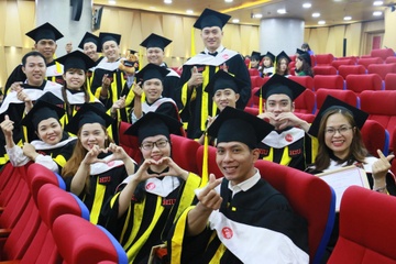 Tan khoa HIU duoc doanh nghiep 'san don' tai le tot nghiep hinh anh
