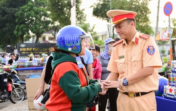 Doan phong CSGT, CA TP.HCM tiep suc mang Tet an vui den voi nguoi dan hinh anh