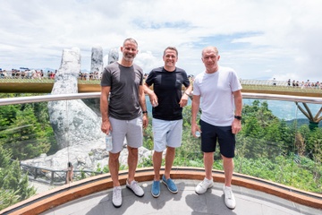 Huyen thoai bong da Michael Owen bat ngo check-in cau Vang hinh anh