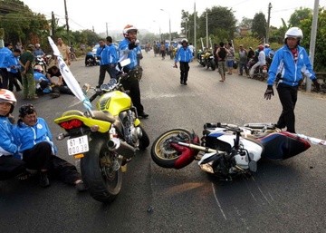 Khoi to thanh nien lai moto phan khoi lon tong chet nguoi hinh anh