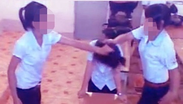 Nu lop truong lien tiep bi ban trum dau danh hoi dong hinh anh