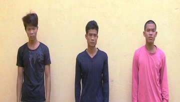 Ba thanh nien nhau xin, cam gach da chong tra canh sat 113 hinh anh