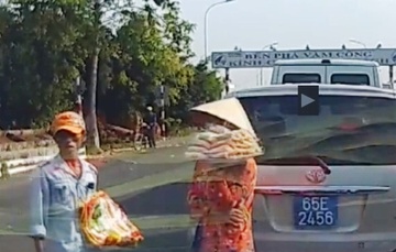 Truy bat 2 thanh nien trom tui xach trong oto bien xanh hinh anh
