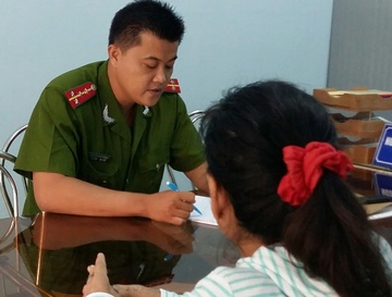 Ba lao tu troi chan tay roi bao bi cuop vang, dola hinh anh