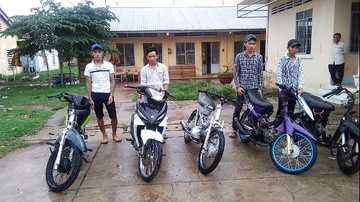 Phat nhom thanh nien to chuc dua xe hinh anh