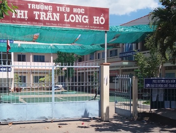 2 nguoi dan ong cam dao ruot duoi nhau trong san truong hinh anh