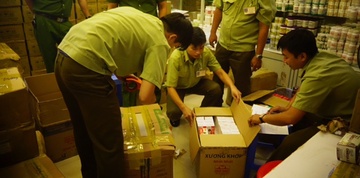 Phat hien lo thuc pham chuc nang va tan duoc lon khong ro nguon goc hinh anh