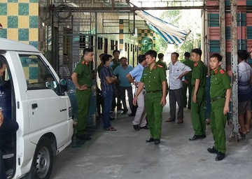 Doi nam nu tu vong trong phong tro nghi do mau thuan tinh ai hinh anh