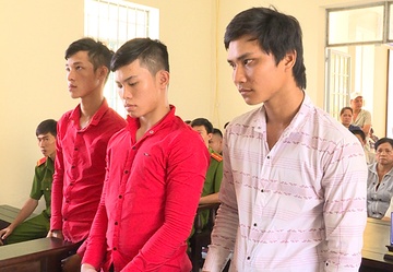 3 bi cao trong vu dot xe, danh canh sat hau toa hinh anh