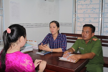 Dai uy canh sat cuu nguoi phu nu 4 lan nhay cau tu tu hinh anh