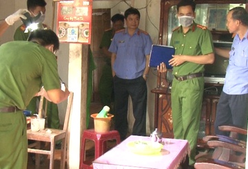 Hai vo chong nghi bi con trai sat hai hinh anh