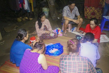 Nhom phu nu thao chay khi canh sat triet pha song bac trong dem hinh anh
