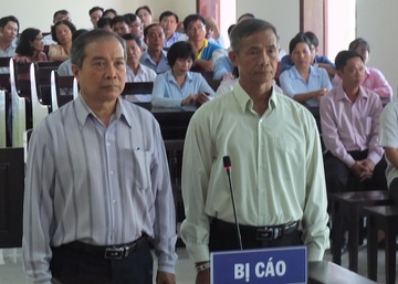 Gay that thoat tien ty, 2 can bo quan ly dat dai linh an hinh anh
