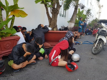 Gan 100 nam nu tham gia co vu, dua xe tren quoc lo hinh anh