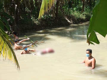 Khoi to vu nguoi phu nu bi troi hai chan tu vong duoi ao hinh anh
