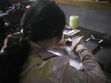 Be gai 9 tuoi bi ban nhau cua cha cuong buc hinh anh