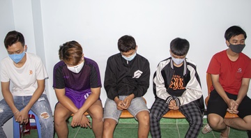 Thieu nu 16 tuoi bi nhom thanh nien chem trong thuong hinh anh