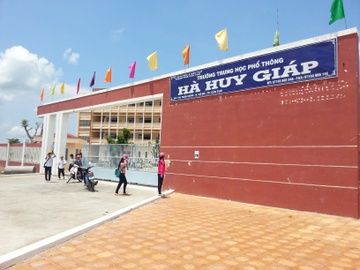 Nam sinh lop 10 te lau tu vong o truong hinh anh