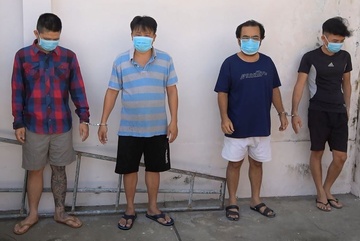 Khoi to 4 bi can to chuc danh bac qua mang hinh anh