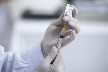 Ky luat giam doc Trung tam Y te sau vu tiem vaccine cho 57 tre em hinh anh