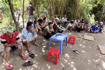 Cong an An Giang pha soi bac, bat 21 nguoi lien quan hinh anh