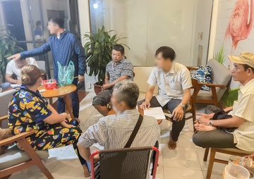 Bat qua tang 8 nguoi danh bac trong quan ca phe hinh anh