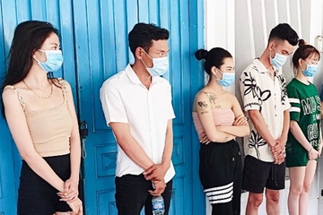 Nhan vien cay xang tu tap ban be de bay lac hinh anh