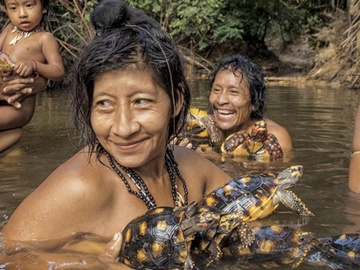 Noi phu nu cho dong vat hoang da bu sua, cham bam nhu con de hinh anh