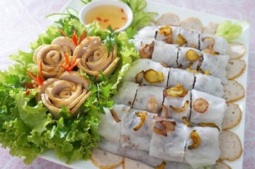Banh cuon truyen thong Ha Noi phai co con gi tren dia? hinh anh
