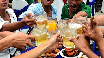 Bia, ban le va nhung nganh bi anh huong tieu cuc vi virus corona hinh anh