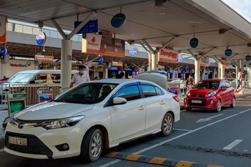 Grab de nghi co lan don khach tra phi rieng o san bay Tan Son Nhat hinh anh