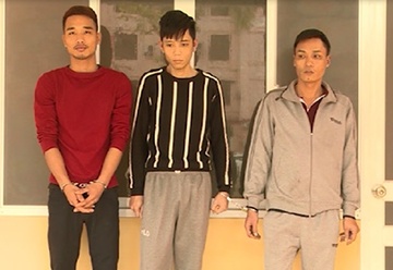 Bo ba cat khoa cong trom hang loat xe may ban dem hinh anh