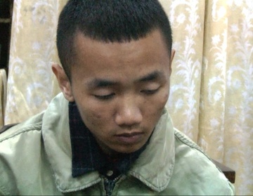 Doi tinh nhan ngoi tam su giua dem bi cuop dien thoai hinh anh