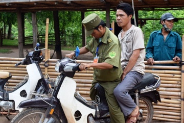 Can bo xa den tan nha cho 3 cu tri di bo phieu hinh anh
