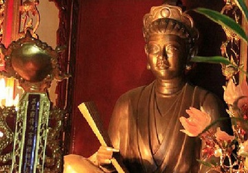 Nguoi phu nu gia trai di thi do tien si hinh anh