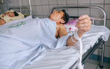 Bac si phai troi tay benh nhan vi len con sang ruou hinh anh