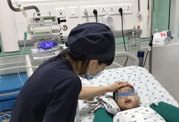 Be trai uong phai hoa chat chong tham ghe xuong hinh anh
