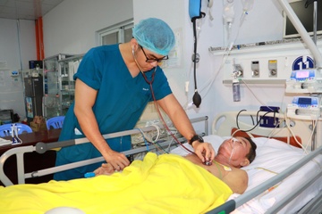 Giu lai hai chan cho nam benh nhan hinh anh