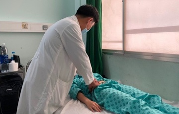 Nguoi phu nu bi dau bung suot 2 tuan vi hoc xuong ca mu hinh anh