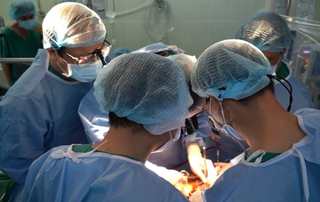 6 gio phau thuat cuu nguoi dan ong bi tai nan giao thong hinh anh
