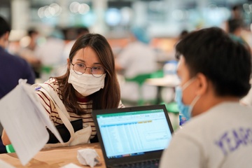 Nhung bat cap khien tien do tiem vaccine o TP.HCM cham hon du kien hinh anh