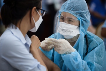 Viet Nam thi diem cach ly 7 ngay voi nguoi tiem du 2 mui vaccine hinh anh