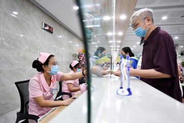 Tong dai tu van cham soc F0 bang 2 ngon ngu o TP.HCM hinh anh