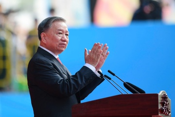 Tong Bi thu To Lam va cac lanh dao cao cap du dai le 30/4 hinh anh